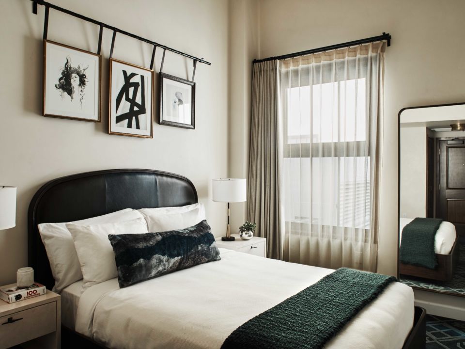 Classic queen bedroom, Hotel Figueroa, Los Angeles, California
